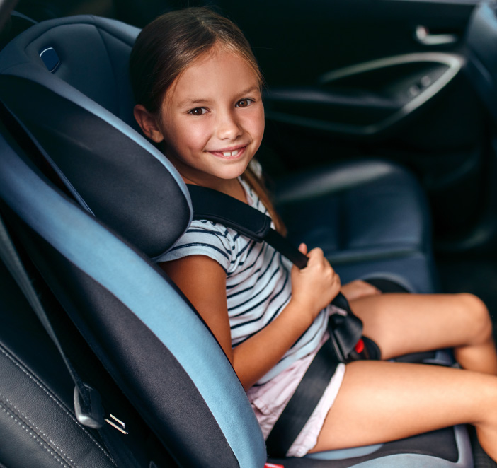 Petite fille dans un véhicule de chauffeur privé
