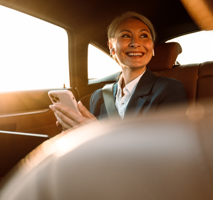 femme d'affaire à bord d'un transport privé pour une course longue distance